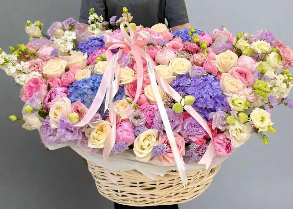 Garden Grandeur  in a Basket. More then 300 exquisite blooms.